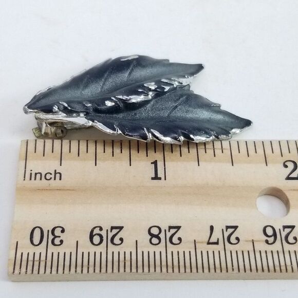 Vintage Gray Leaf Shape Clip on Earrings, Retro Mid Centrury Style, Silver Tone - Picture 4 of 5